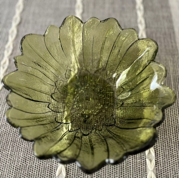 Vintage Green Indiana Glass Sunflower Bowl 7" Lily Pons Collection - Picture 2 of 6